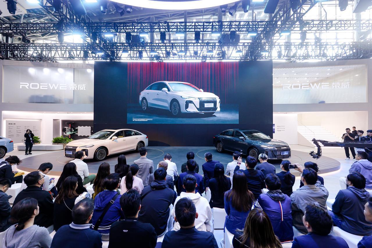 荣威M7DMH是上汽荣威推出的一款插电混动中型轿车，在广州车展上因为它那个很有