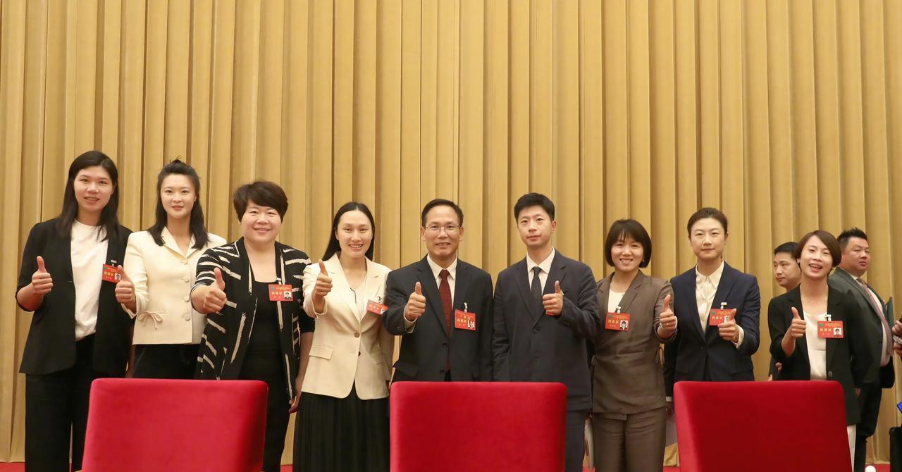 中国女排里约奥运会冠军队长惠若琪连任全国青联常委、出任体育界别秘书长，而中国乒乓