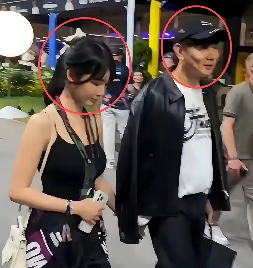 林俊杰和小女友同框，身材还挺好的，走在一起牵手紧贴像父女​