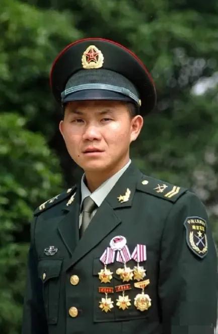 2007年，士兵卢加胜在训练时额头上的疤痕引起了军队政委的注意，在一系列询问后，