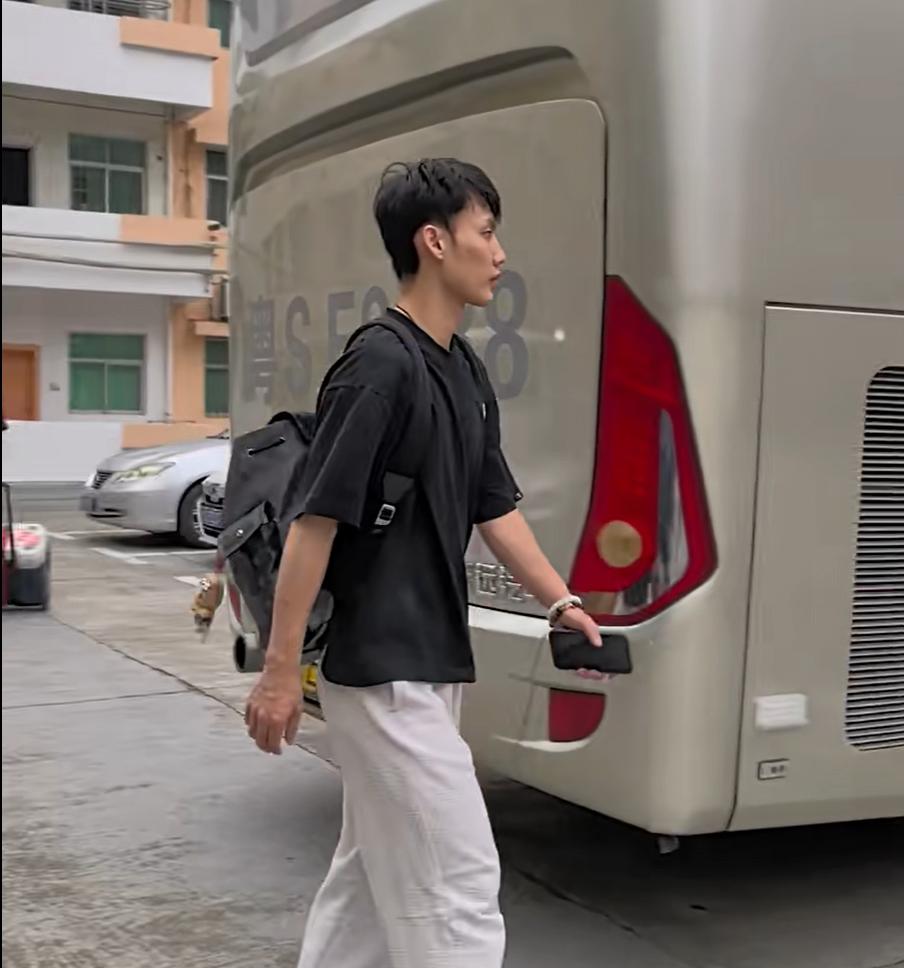 广东队前往福建，徐杰面无表情，崔永熙心情不错，拉科塞维奇随队！本赛季CBA常规