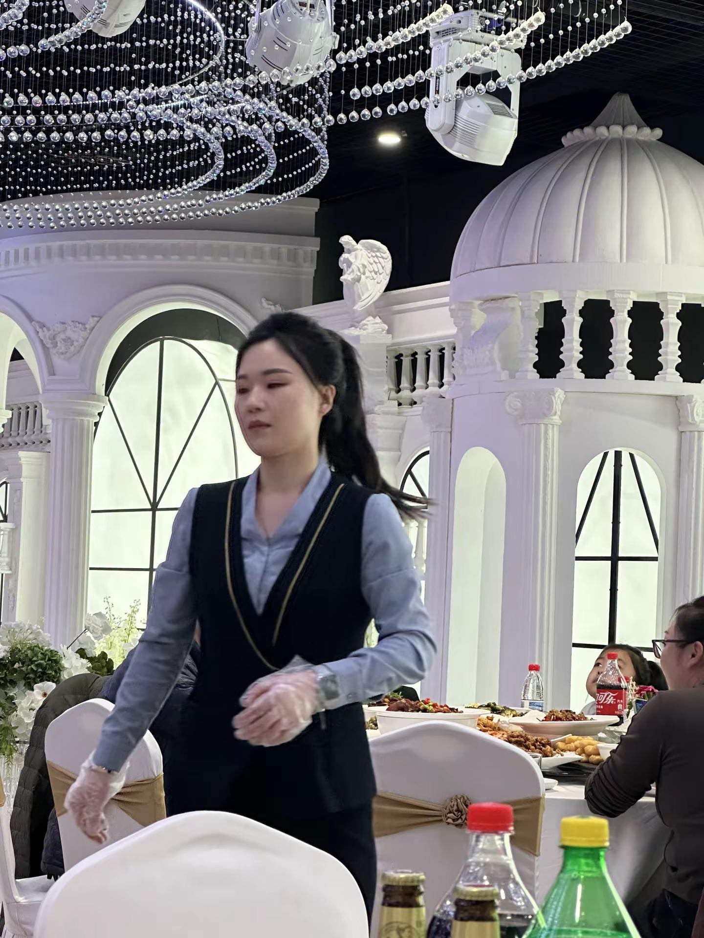 鸭绿江对面美女服务员。