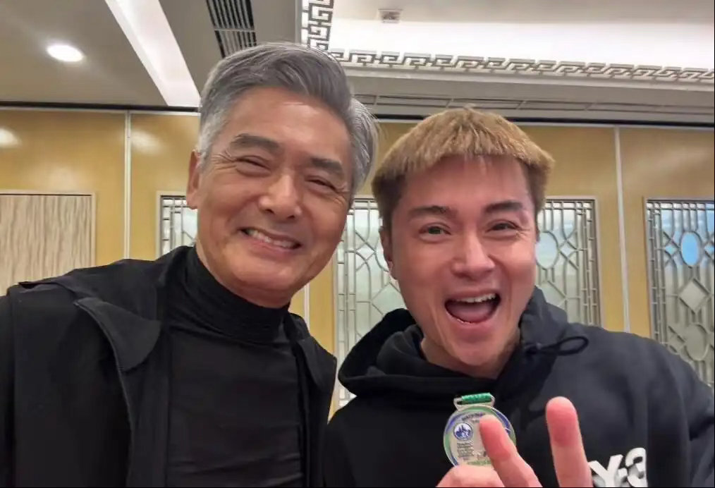 香港男星现身佛山商场，曾因罕见病错失机会，娶亿万富豪千金为妻​