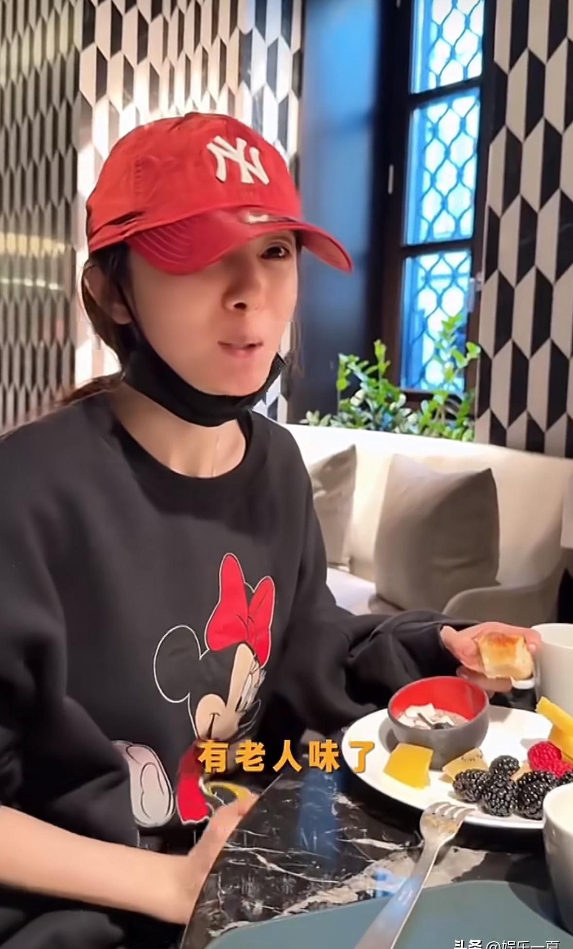 39岁在米兰被路人怼脸拍，她眯眼看清手卡第一句话是“有老人味了”。她把手机举到