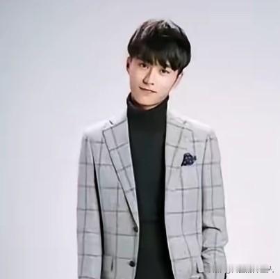 一个小演员居然敢打现役军人，这让很多人感到震惊什么明星？？？？作为一个演员！一