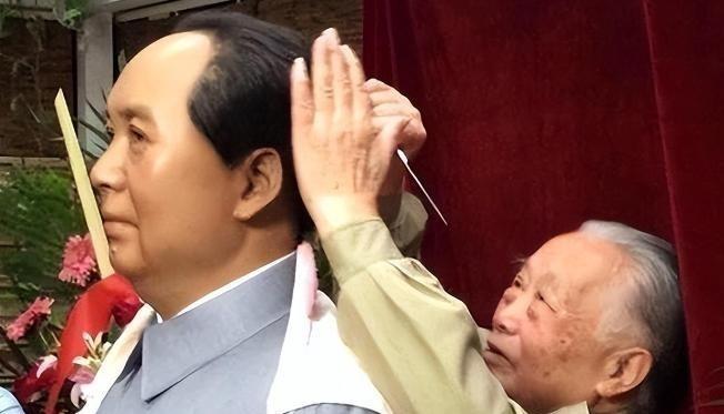 1976年9月9日，当一男子得知毛主席逝世后，当即便拿起了剪刀直接冲向了毛主席的