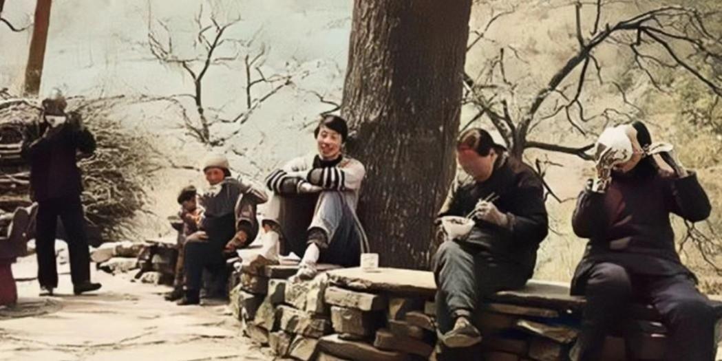 1987年河南汝阳，一个机井里捞出一具男尸。死者李火军不是什么好人，他老婆跟邻居