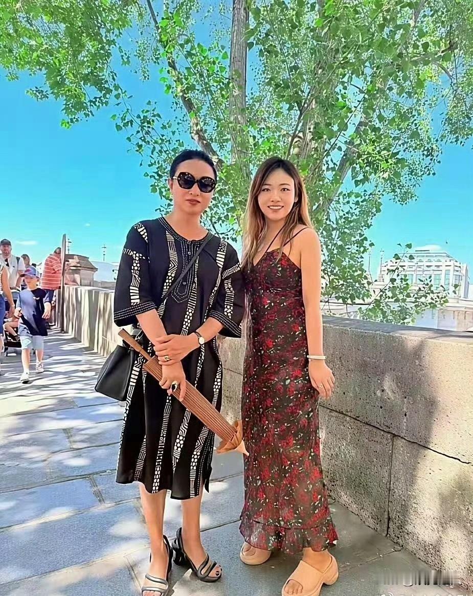 58岁金星在巴黎街头被偶遇！一身名牌穿搭贵气拉满，举手投足都像当地贵妇，气场直接