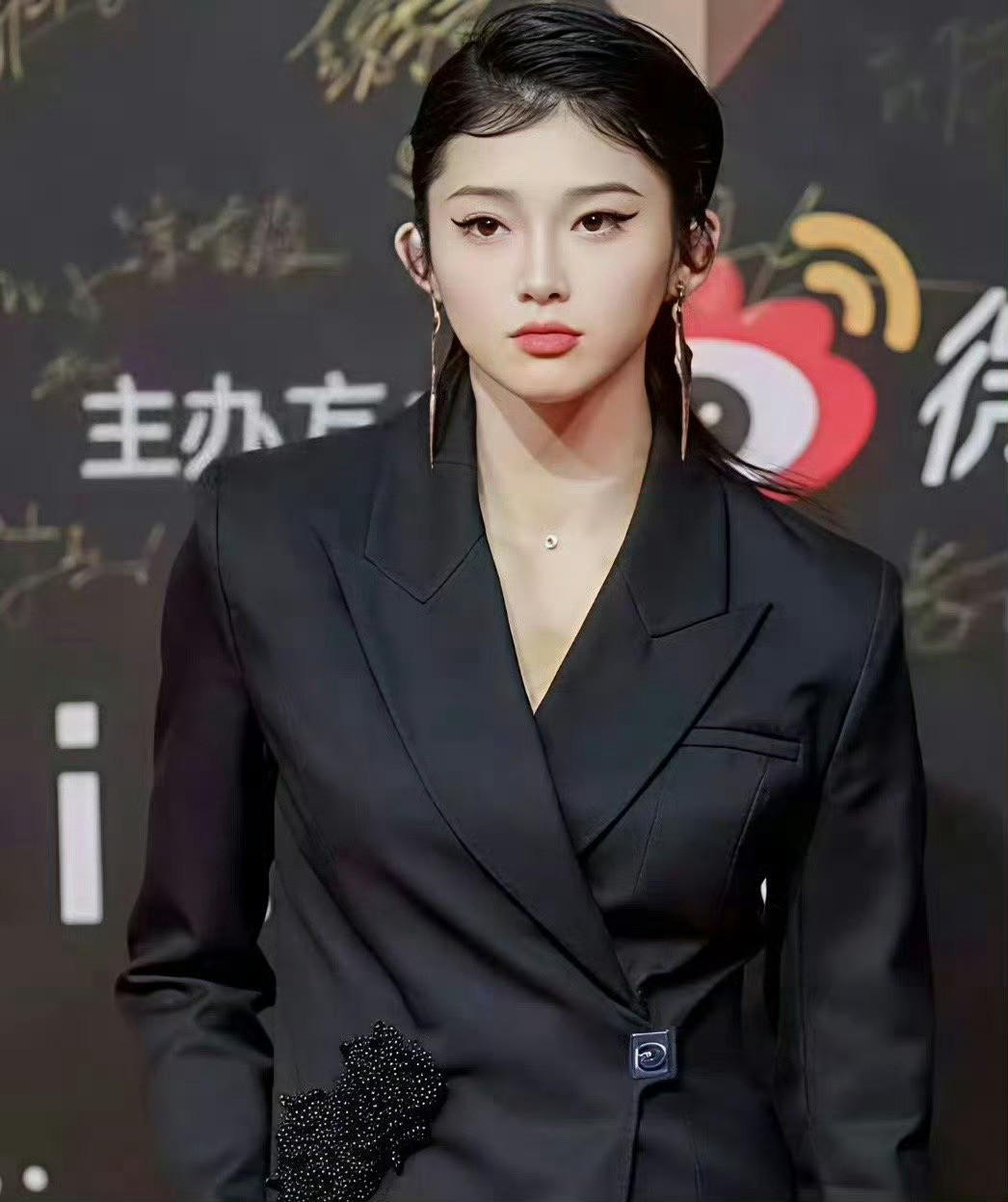 吴艳妮和孙杨同框，身高175的吴艳妮都变娇小了！