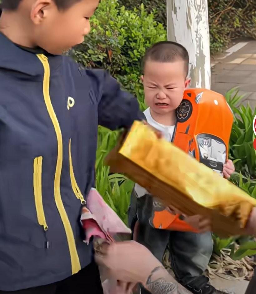 清明上坟遇到熊孩子，老祖宗的家产顺回家，爸爸从孩子兜里掏出了好多纸钱，对他们说