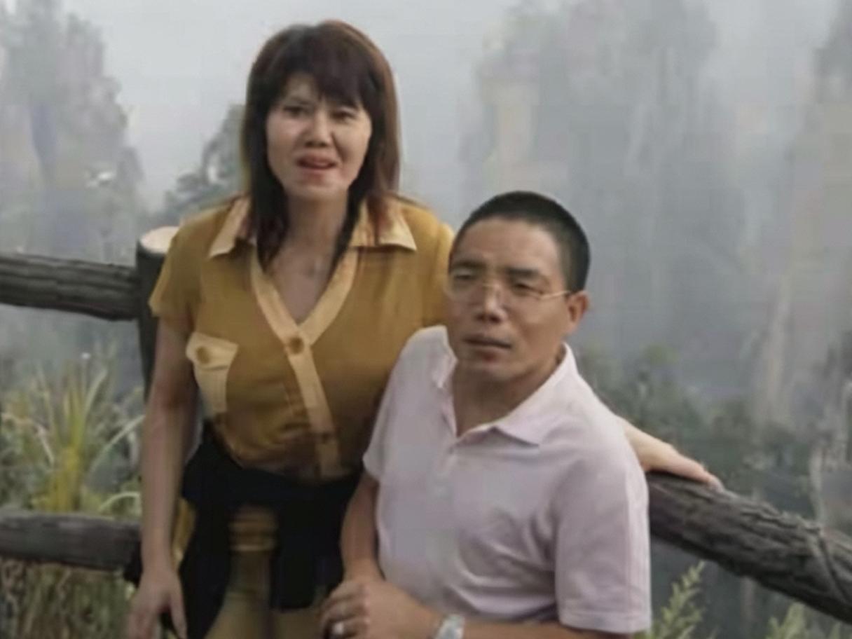 重庆渝北区，汪显东，1岁就因为小儿麻痹症落下了右腿残疾，身高一辈子定格在1米34