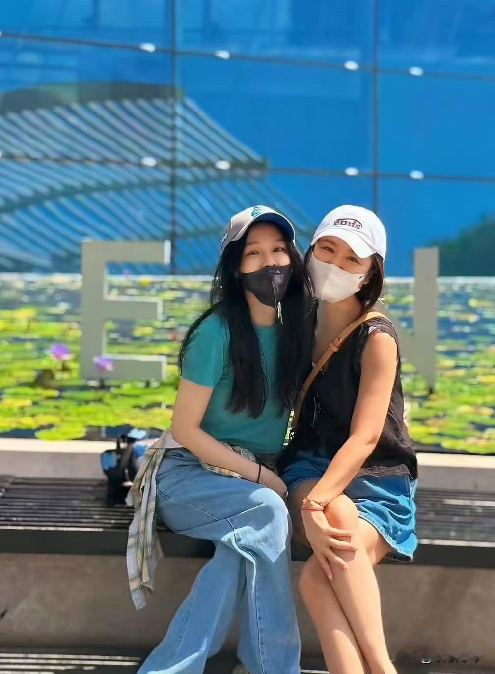 林心如和徐若瑄去新加坡旅游，有钱真好，隔三差五和闺蜜出国旅行太爽了！两位女神状态