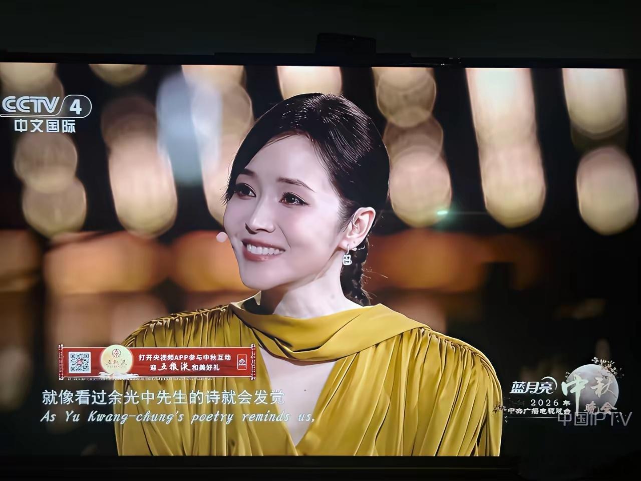 今年中秋晚会侯佩岑得到网友的一致好评，因为她漂亮优雅，大家都夸她是门面担当。相比之下，同为晚会主持人