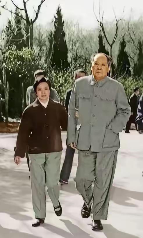 谁能拒绝这样一张治愈的老照片！毛主席和护士长吴旭君的同框，把伟人最柔软的一面永远