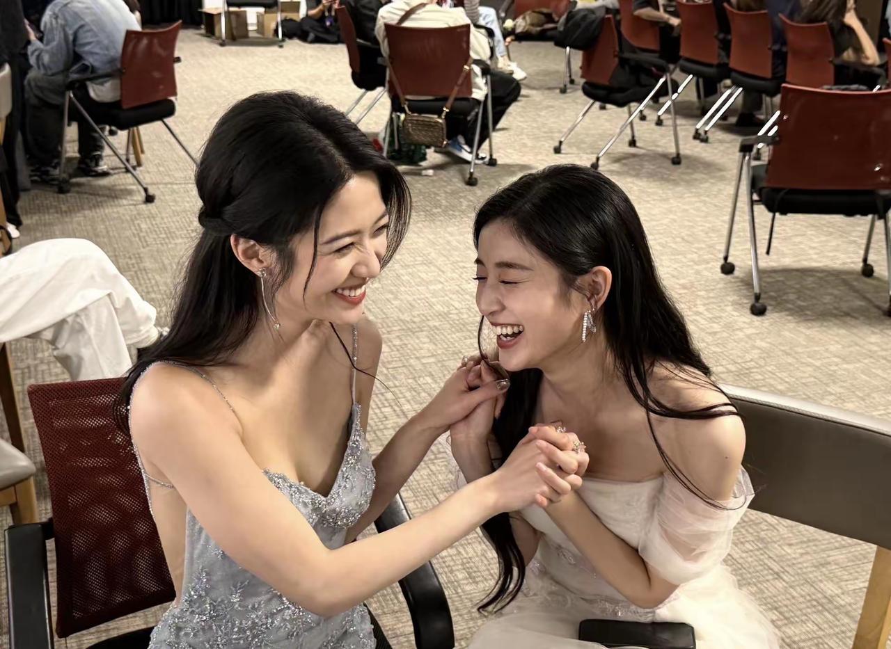 笑容甜美，可爱活泼动人。好闺蜜一辈子不离不弃永不分离少女感笑容少女的笑容