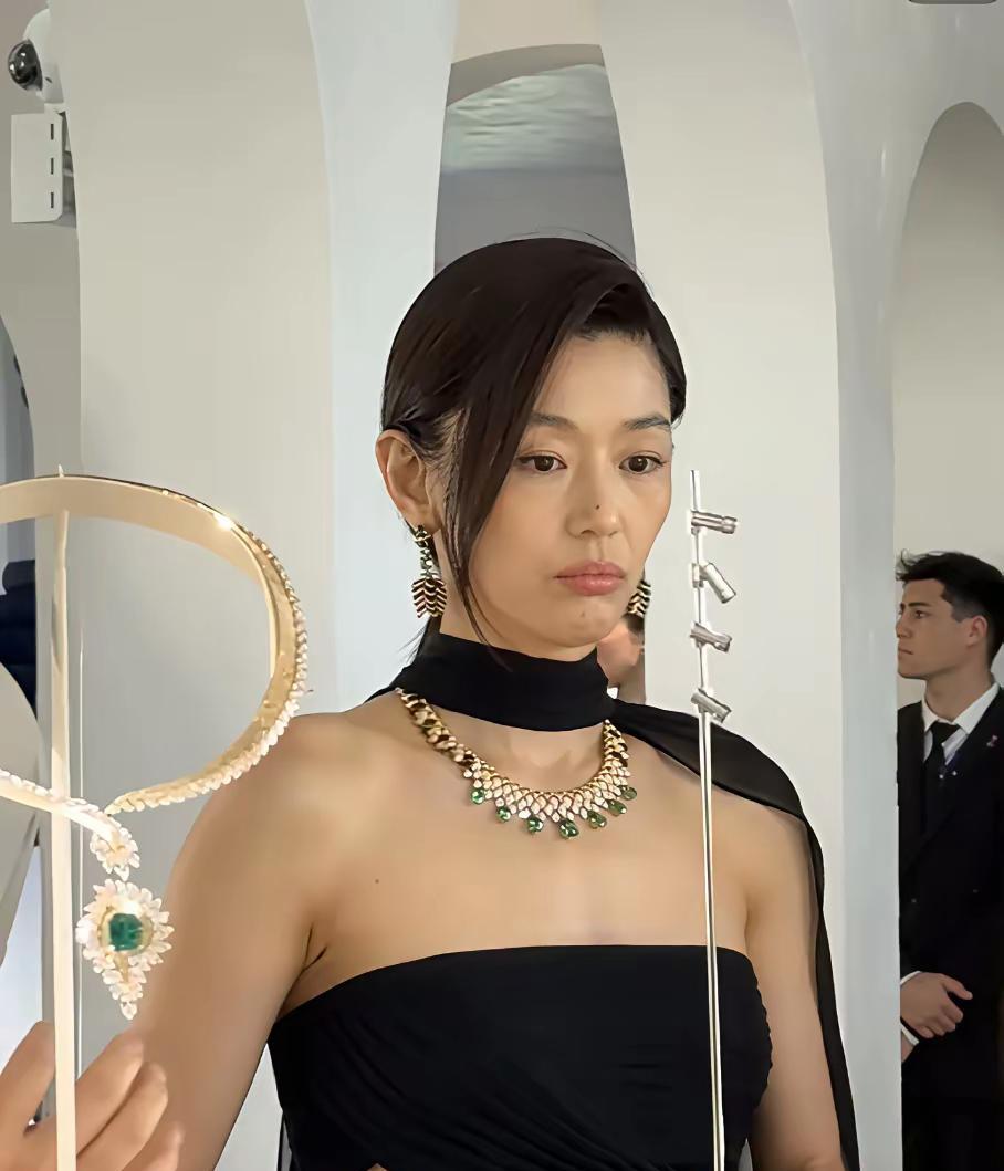 全智贤不道歉，是因为她代言的都是顶奢，根本不需要我们国内的市场。她觉得，也影响