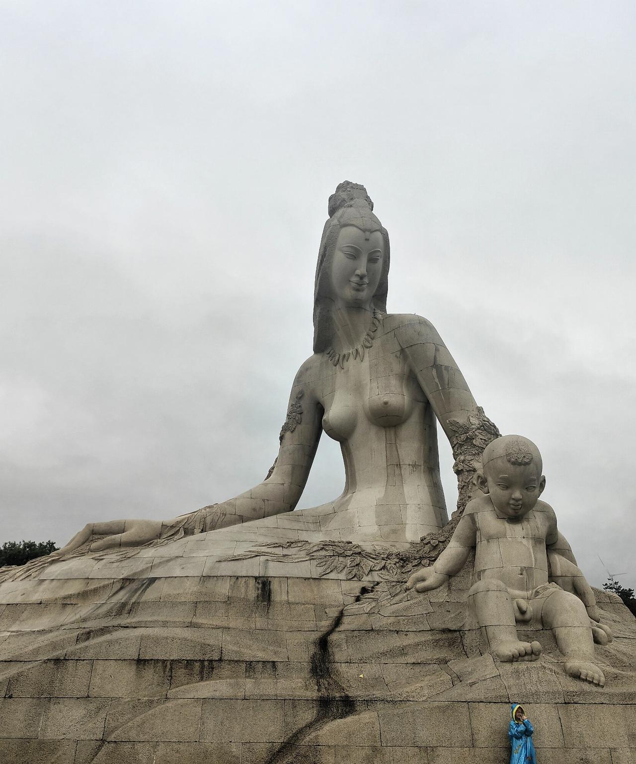去潼关古城游玩，不得不提那座潼关母亲雕像——女娲像。它矗立在黄河边潼关段女娲山潼