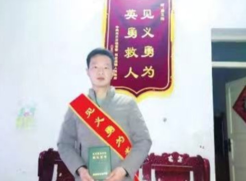 泪目！2022年，27岁的河南小伙跳河救人，在体力耗尽时，他对被救的女子说：“我