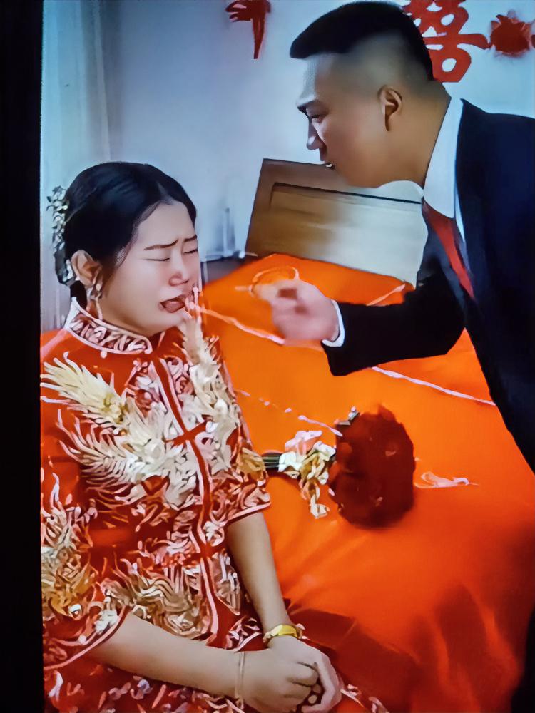 结婚当天新郎气到崩溃！新郎气的肺都快炸了，怒怼新娘说：给你下的60万彩礼咋一分不