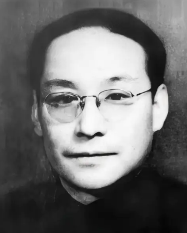1958年冬天，潘汉年一个人坐在功德林的牢房里，外头下着雪，他看着那本翻旧的《资