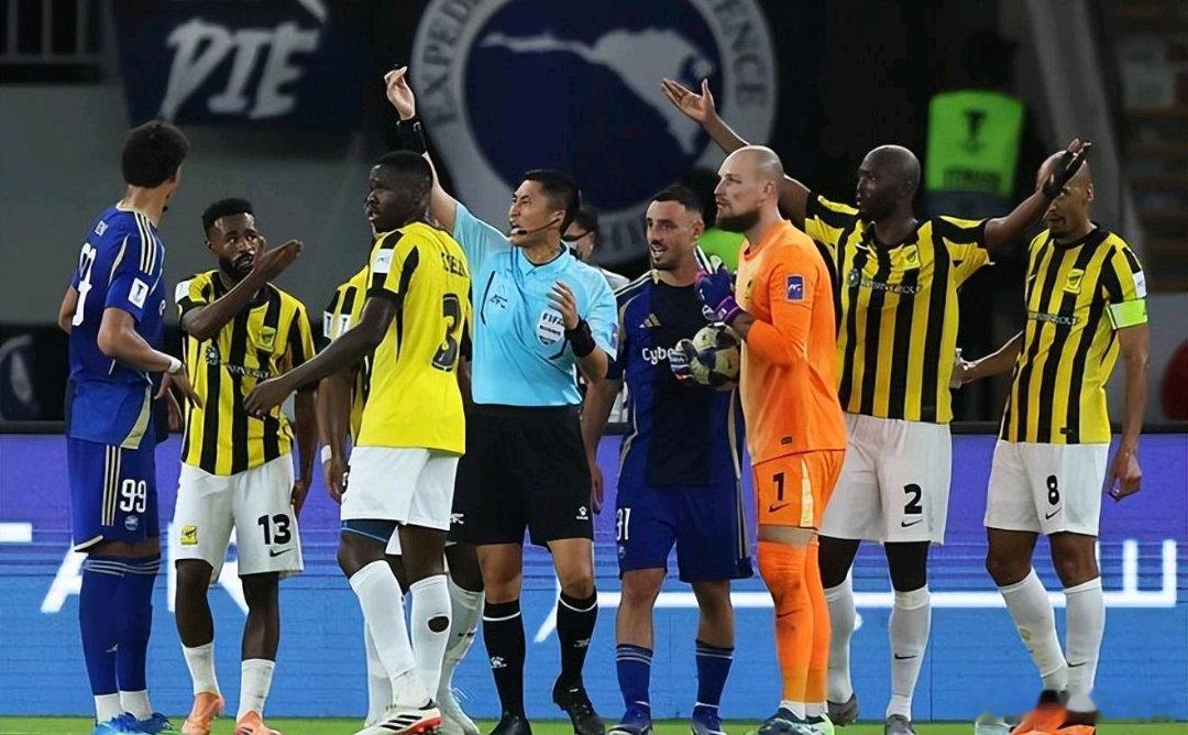 硬气！46岁马宁亚冠关键判罚：吹掉绝平球，卫冕冠军出局，连出3黄牌北京时间20