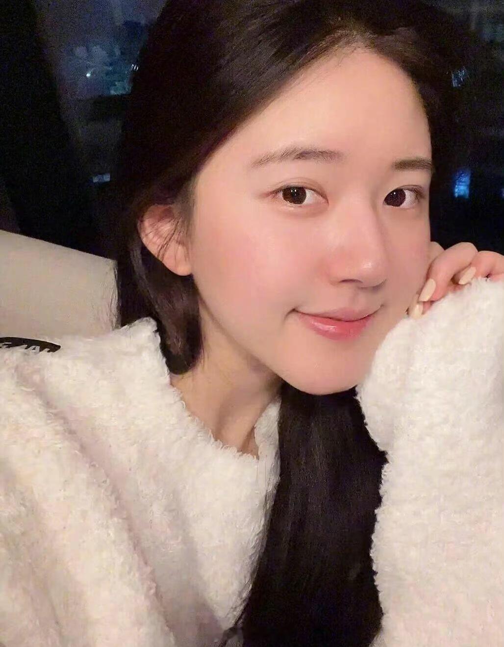 赵露思虞书欣素颜照🈶，两位大美女都是牛奶皮肤耶！！！​​​