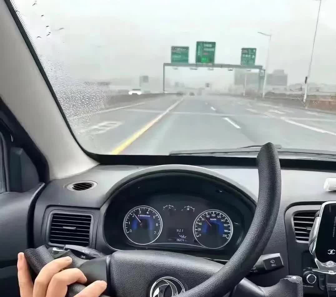 遇到这种，驾校也没教过呀，那剩下的路该怎么走？[笑着哭][笑着哭][笑着哭]