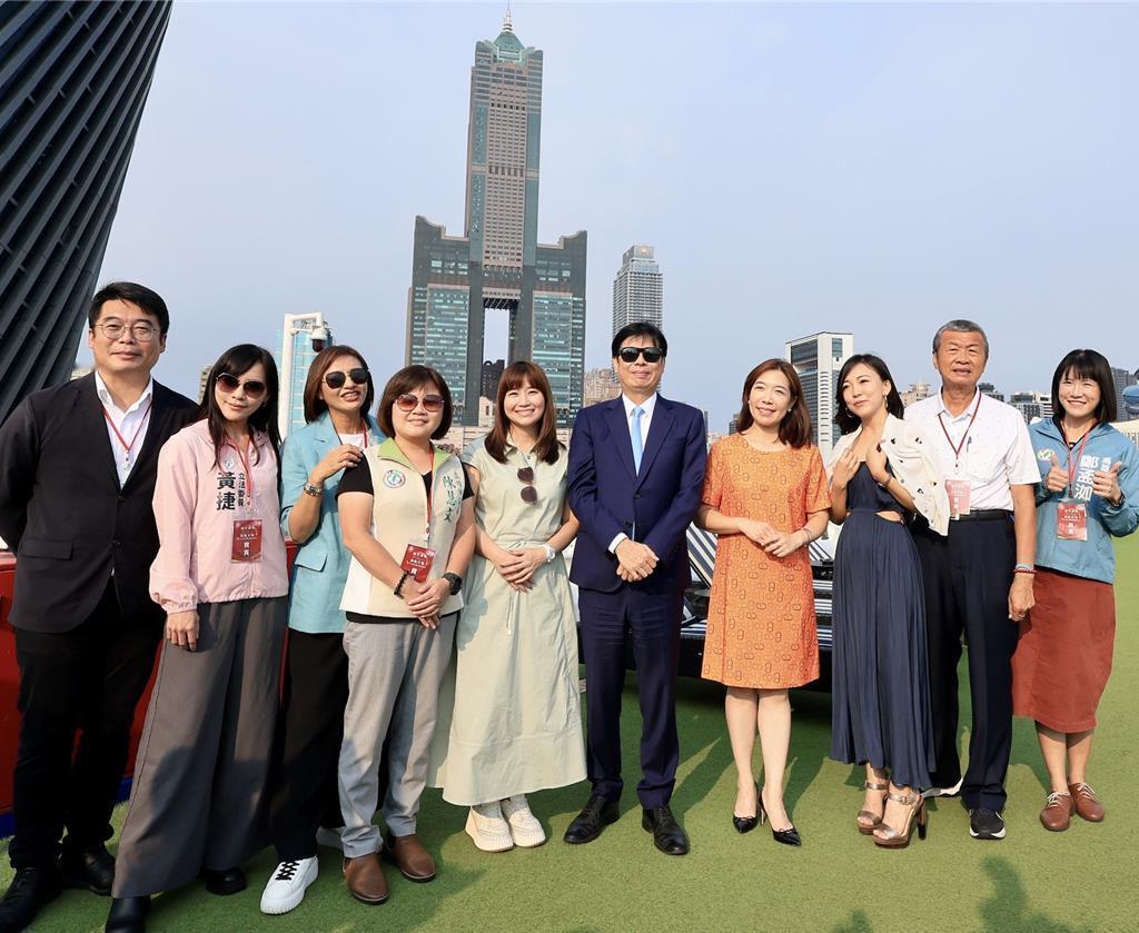 高雄市长陈其迈昨天在丽星邮轮「领航星号」首航典礼上，当着邱议莹面前表示「恨不得现