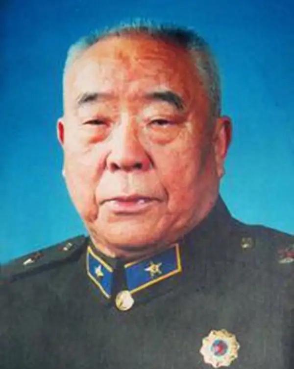 1950年，恩施军分区司令员乘车去剿匪，路上听说参谋打了一个电话，脸色一变，赶紧