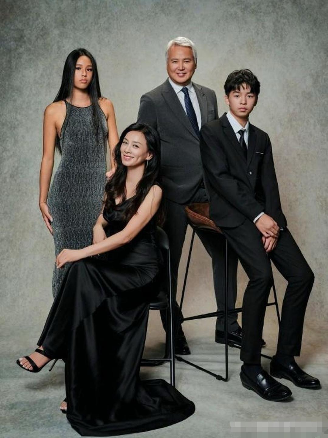 张庭晒出全家福，俩娃模样变化太大了。尤其是15岁的女儿林希曈和13岁的儿子林秉翰