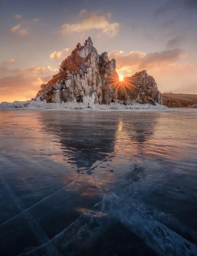 贝加尔湖如果不是装的淡水，不然叫贝加尔海才更合适，因为它完全颠覆了一个淡水湖该有