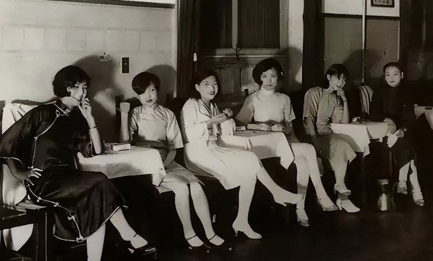 1949年毛主席在北京街头，意外碰到老鸨正在逼迫一个少女做娼妓，毛主席出面阻止，