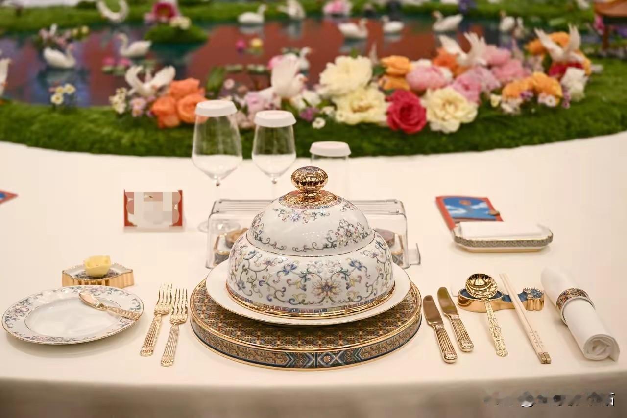 特朗普参加中方欢迎晚宴的专属餐具，餐具的颜色都是金色系列，摆放整齐。还配备