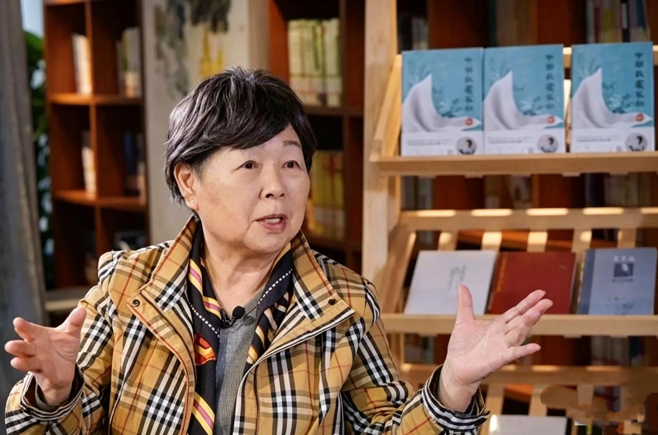 关注到一个消息：“高晓松83岁的母亲张克群要回国养老了”。这则消息引发关注，主要