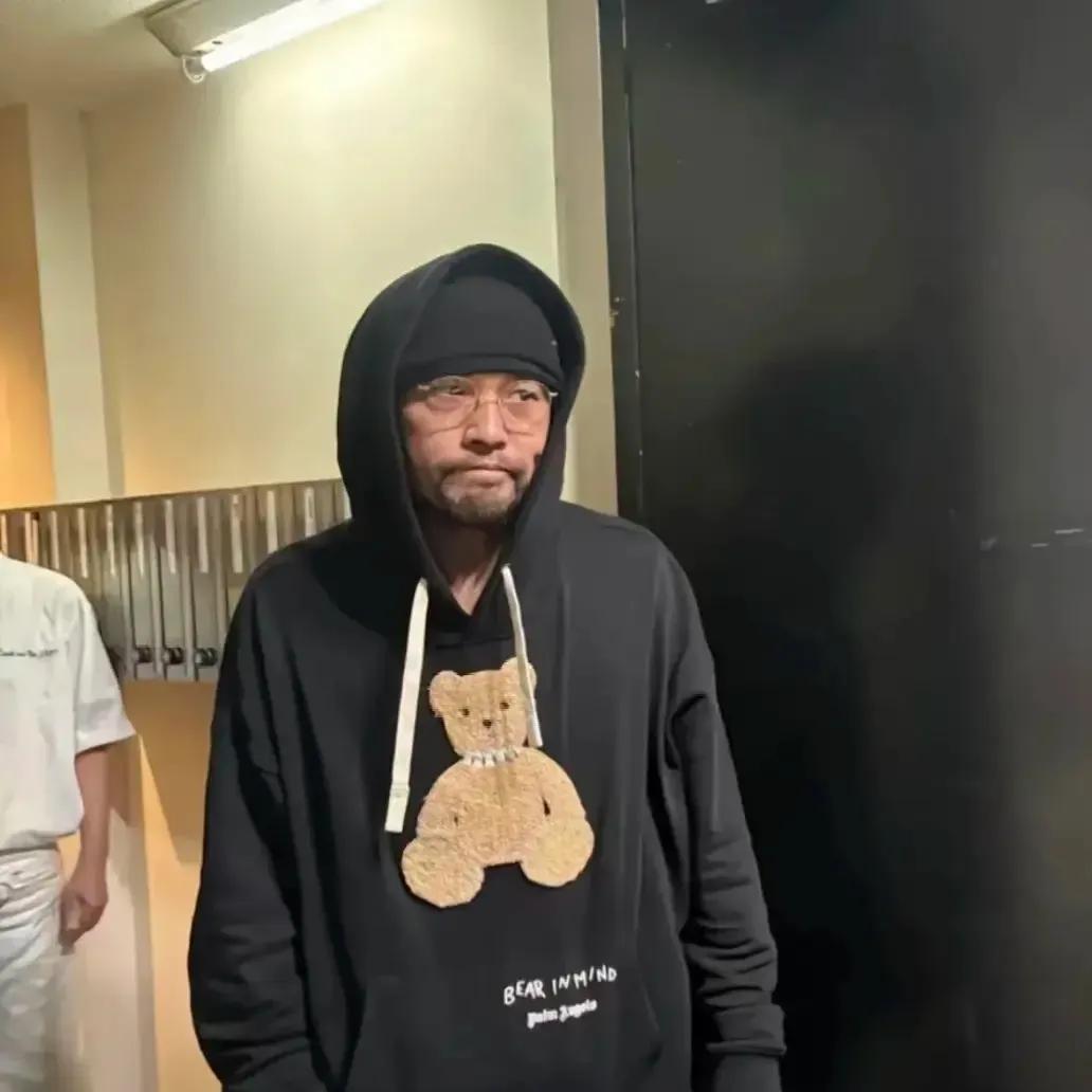 周杰伦这是吃了什么仙丹吗，还是使用了什么黑科技，感觉一下子又回到了年轻时候，