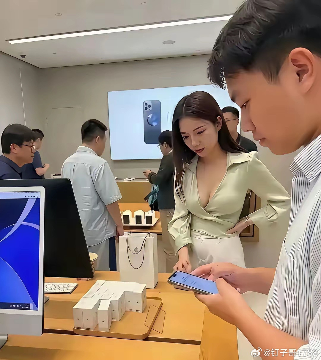 你能看清是什么牌子的手机吗？​​​