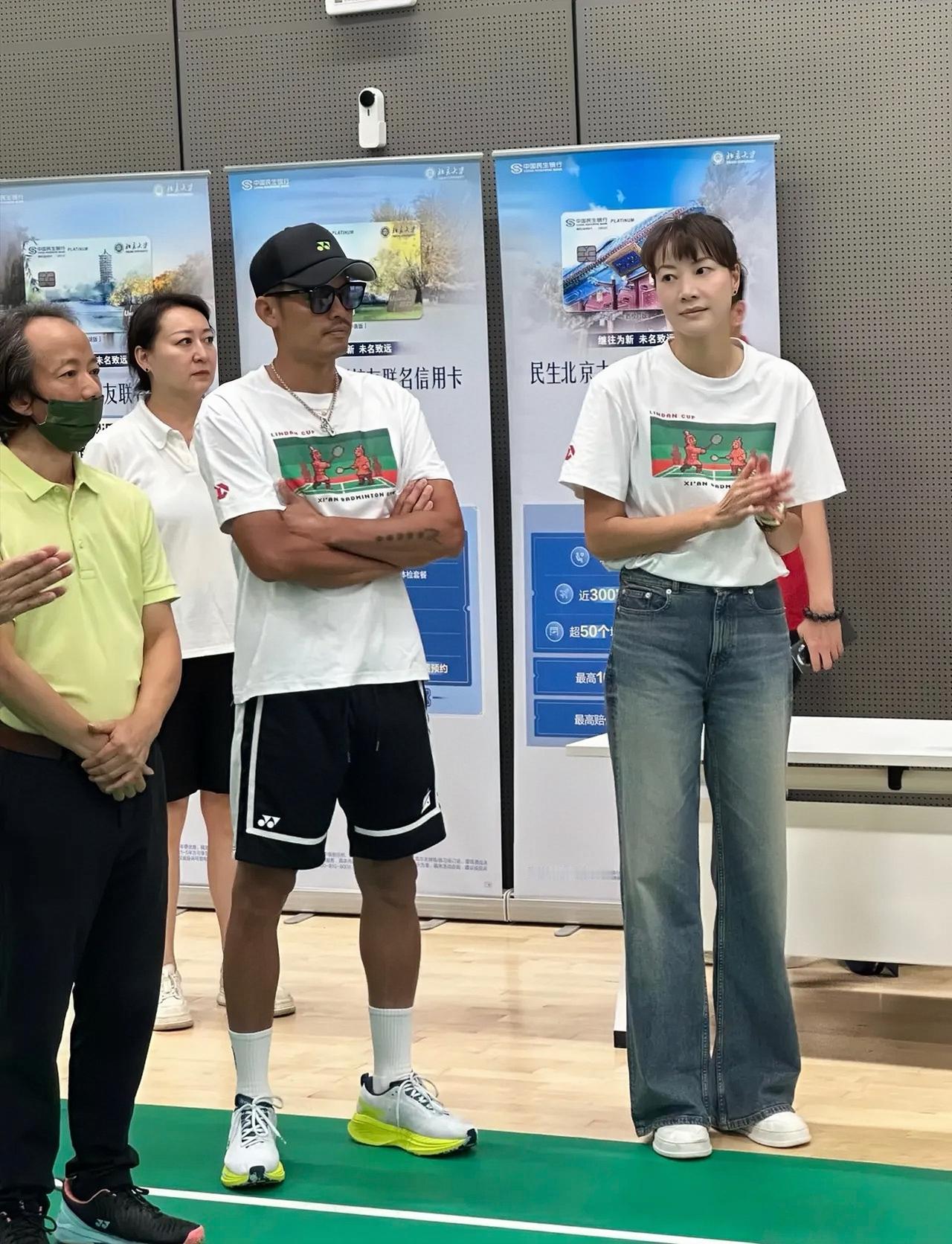 8月2日，林丹与谢杏芳参加深圳校友赛，夫妻俩同框的画面。44岁的谢杏芳气色真