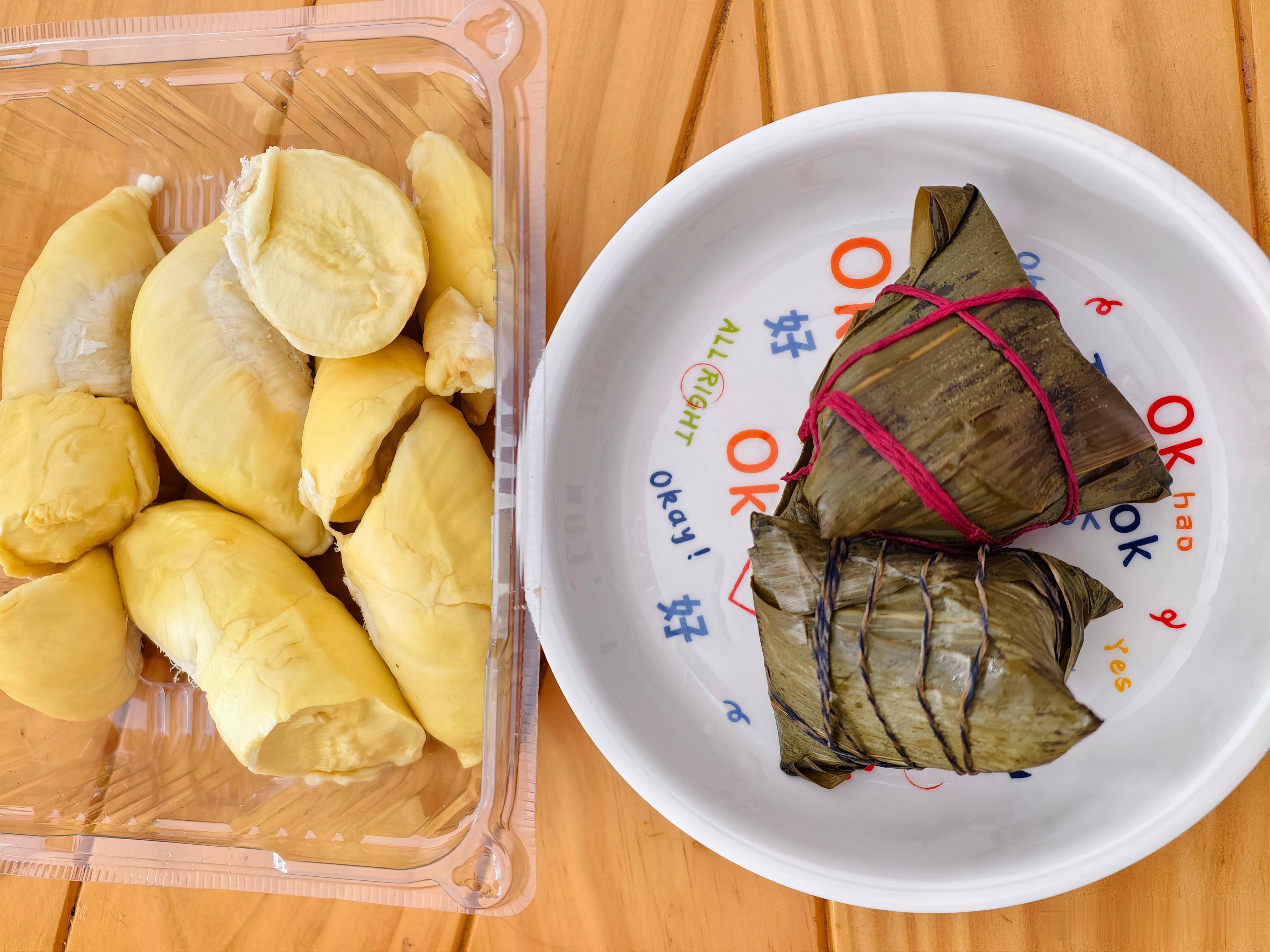 今天端午吃粽子，小徐说他们北方都是吃甜粽子。而我家一直都是吃咸的肉粽子，觉得甜粽