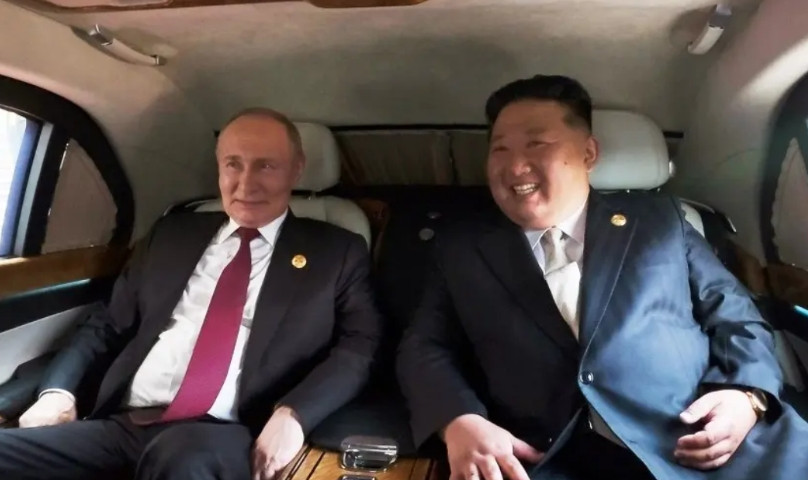 金正恩与普京两人交谈时候需要翻译吗？在北京，普京邀请金正恩乘坐自己的专车，拍到的