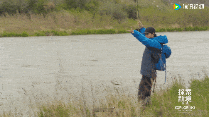 王一博真的很爱钓鱼金国威的一句提议勾起了王一博的兴奋，反映出他内心的小孩气，钓