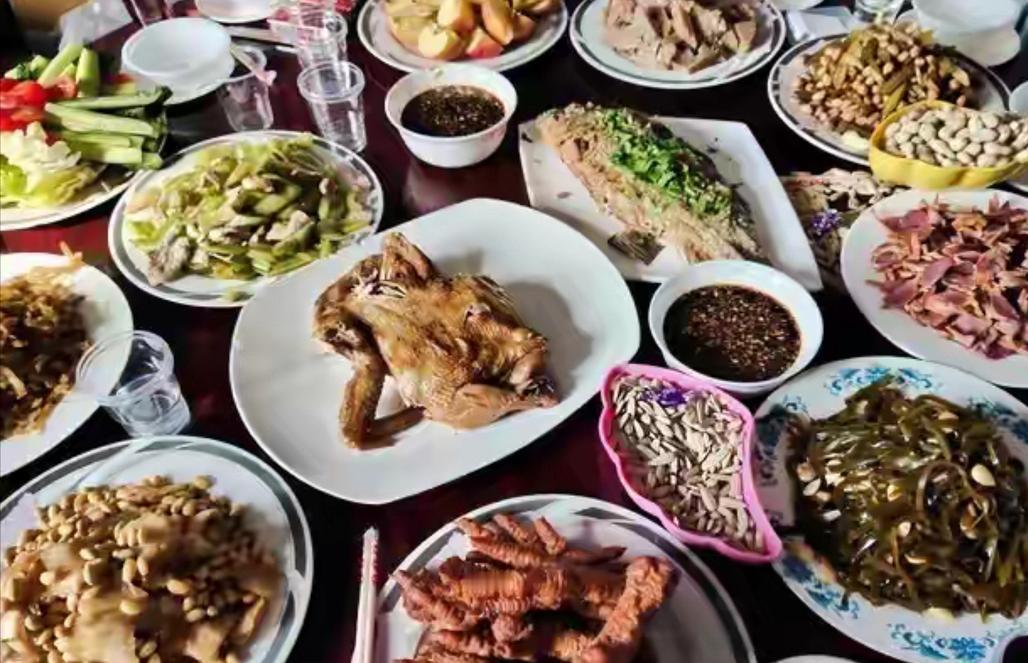 我九岁那年，我妈做了一盘红烧肉，把我支走，让我去买盐，我刚走到门前的枣树下，我奶