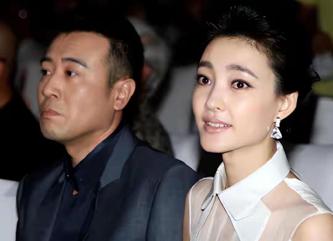 原来他俩是夫妻，低谷时不离不弃，如今演《沉默的荣耀》他又火了李乃文之前因为直播