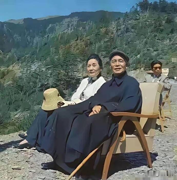 1969年，蒋介石和宋美龄夫妇在阳明山。阳明山原名叫草山，蒋介石觉得不好听，