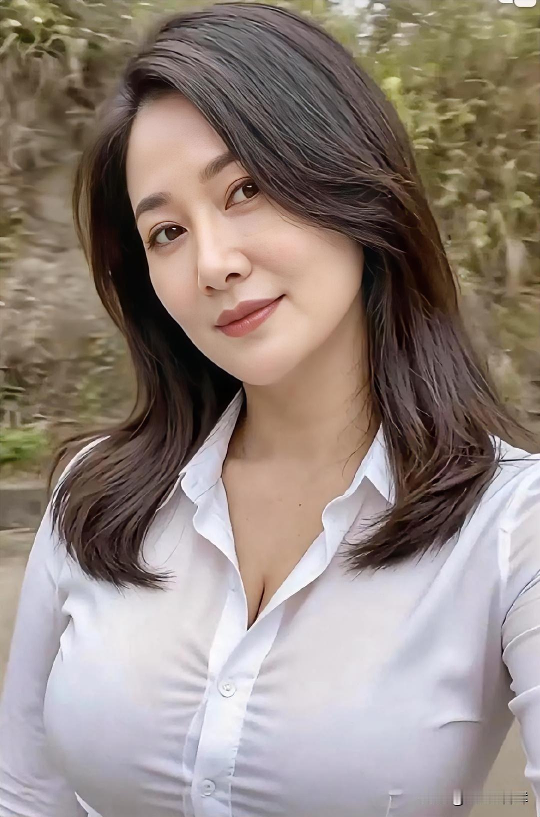 黑发垂肩，白衣衬柔，笑眼藏春，风过林梢，岁月静美。