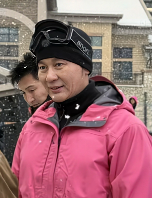 李晨也有老人味了？李晨又上热搜了！最近，有网友偶遇到李晨，他身穿粉色的滑