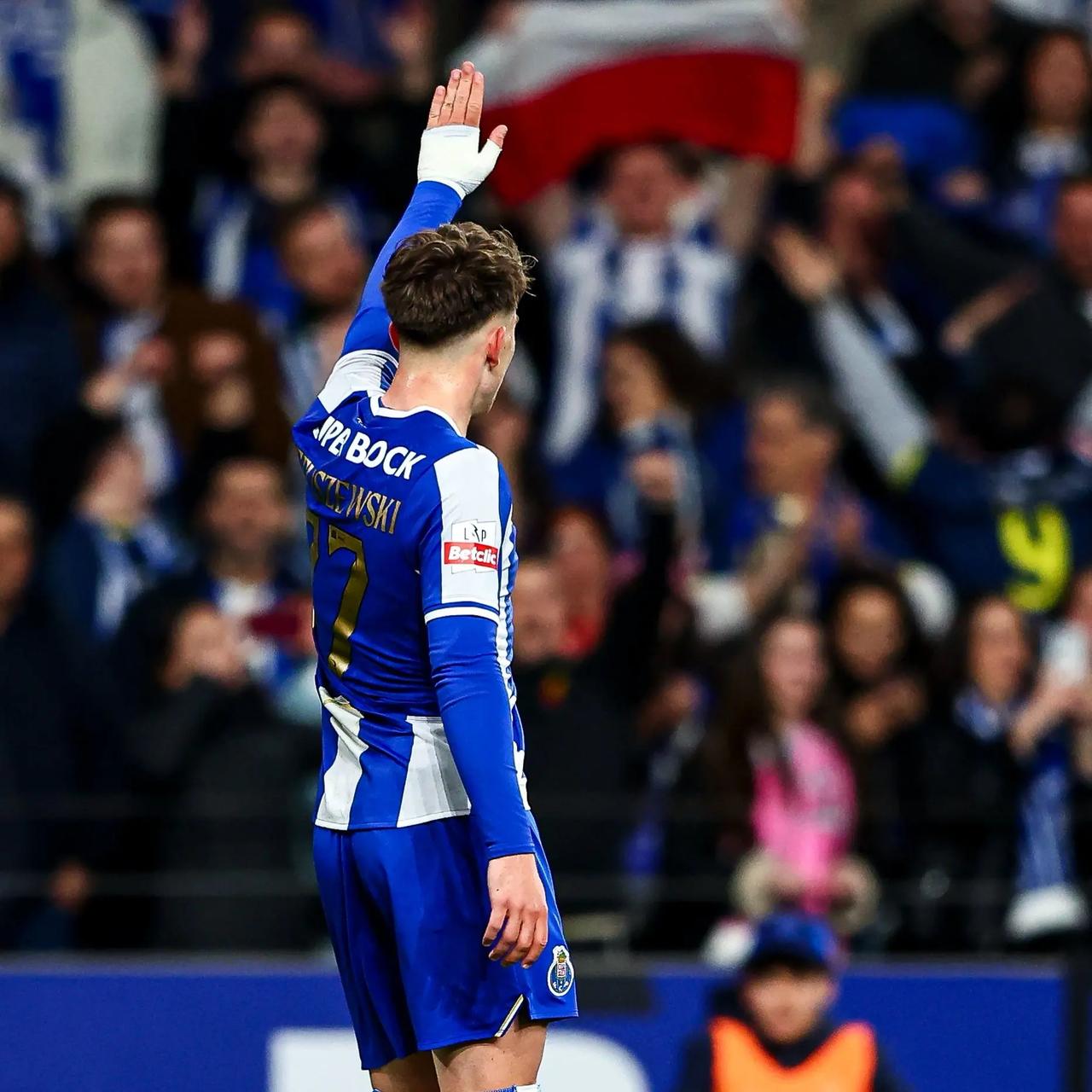 17岁的波兰边锋皮耶图谢夫斯基：今年1月，波尔图从波兰雅盖隆队将其引进，花费