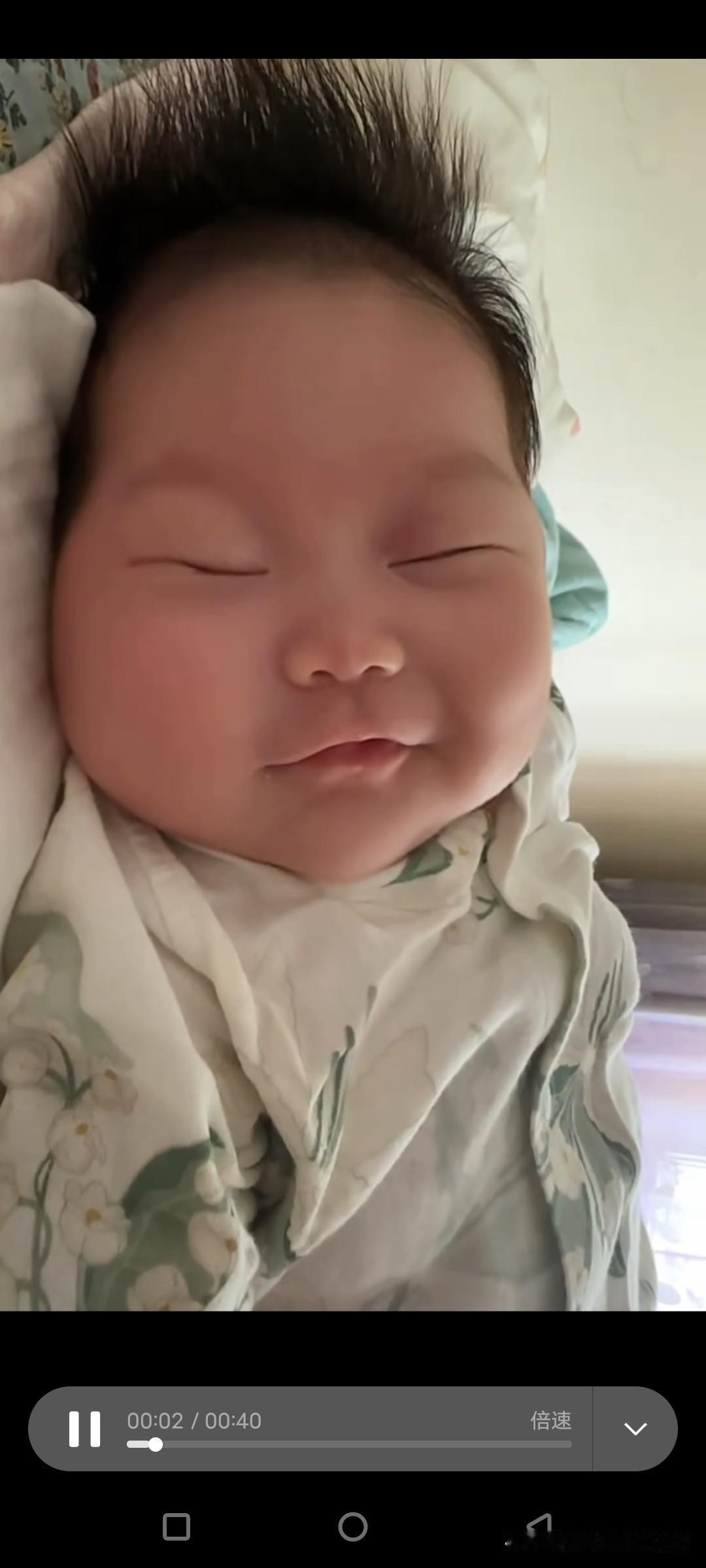 看这小娃娃多可爱，是我同事的小宝宝。同事说他小宝贝在睡梦中的微笑，把他的心都融