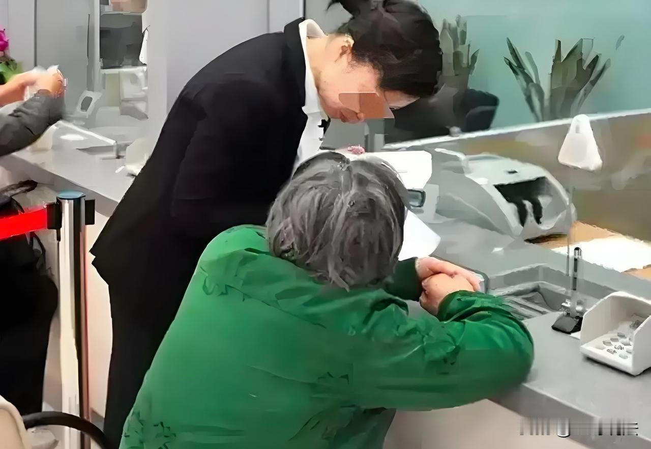 江苏扬州，一女子拿着13万存折到银行取现，谁知银行发现，存折是假的，银行报警，女