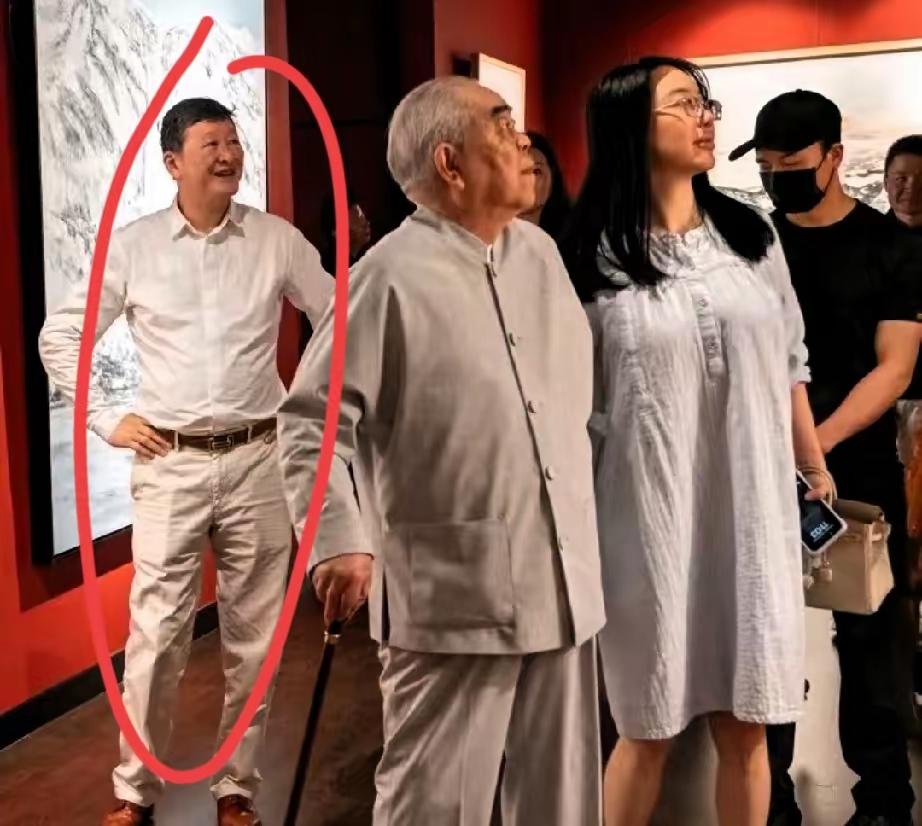 范曾先生有了亲儿子就把养子与亲女儿全部抛弃了，让他的小媳妇徐萌掌管一切，这是给徐