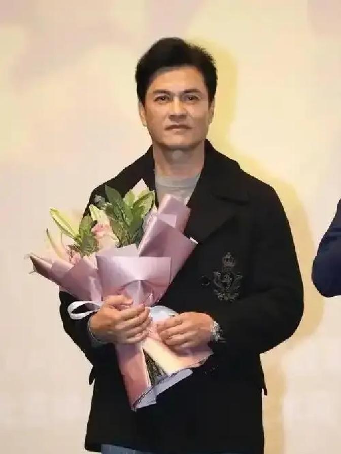 娱乐圈的“不老男神”吕良伟，最近办了个超热闹的70岁大寿宴！现场那叫一个星光熠熠